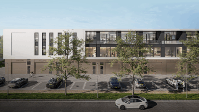 Moderne gebouw met grote ramen, omgeven door bomen en parkeerplaatsen, onder een heldere blauwe lucht.